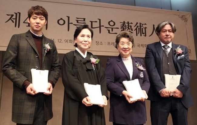 아름다운예술인상 수상(왼쪽 2번째부터 박정자 엄앵란 최민식 2014