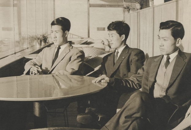 1954 서울대 응용미술과 입학동기생들 좌로부터 조영제 한도용 민철홍