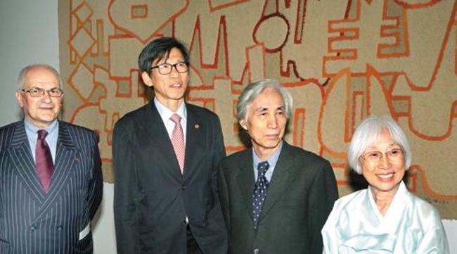 2007 이응노미술관 개관식 유홍준 전 문화재청장 이응노 화백 부인 박인경 여사와 함께