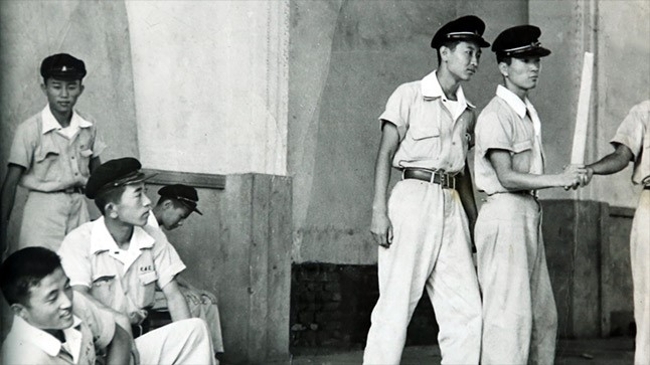 서율고교시절 교내연극부 활동(왼쪽아래) 1954