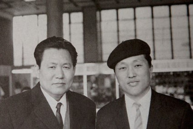 강석희(사진 오른쪽)는 독일에서 활동하던 윤이상 선생(사진 왼쪽)을 통해 유럽의 음악을 접했다. (1970년)