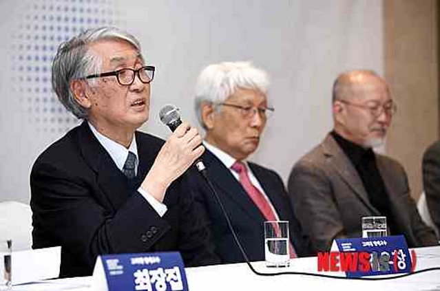 2014년 3월 10일 서울 플라자 호텔에서 열린 문화강연 '문화의 안과 밖' 기자간담회에서 운영위원장 김우창 회원이 기자들에게 답변을 하고 있다.